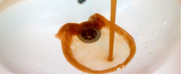 Вода из скважины с запахом — причины и способы устранения